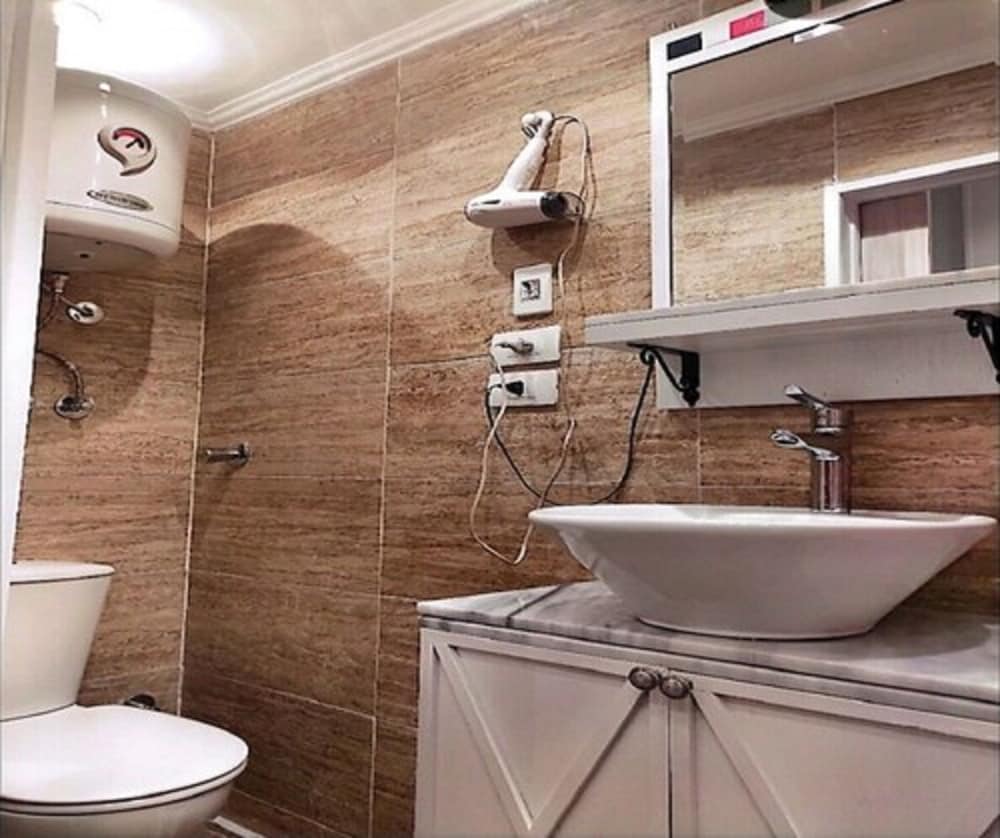 Double Room, 1 Double Bed, Private Bathroom - Photo 6