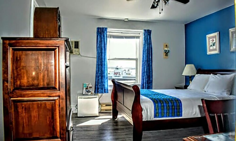 Standard Room, 1 Queen Bed (most with harbour view) photo 3