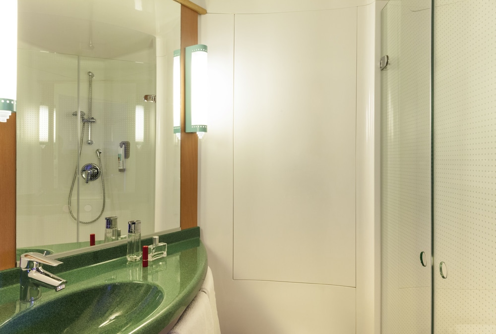 Standard Room, 3 Twin Beds - Photo 8