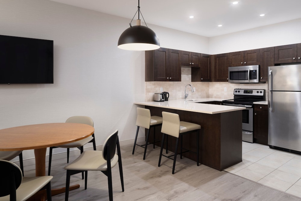 Grand Condo, 2 Bedrooms, Lake View (Balcony) photo 3