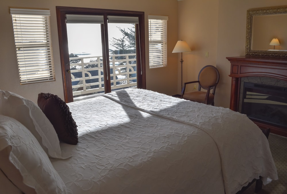 Romantic and Peaceful King with Partial Ocean View - Photo 3