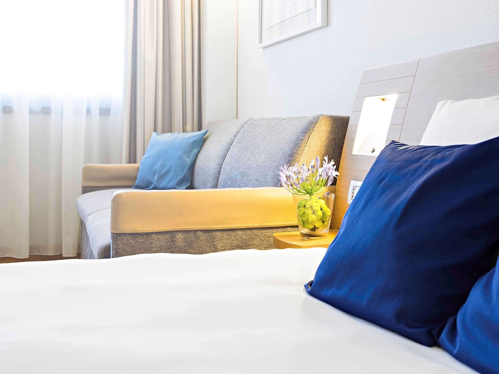 Standard Room, 1 King Bed With Sofa Bed photo 2