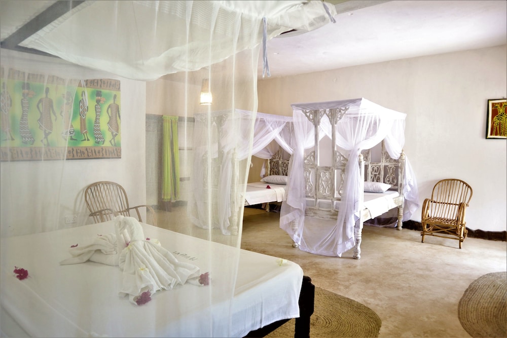 Standard Double Room, 1 King Bed, Balcony, Pool View photo 3