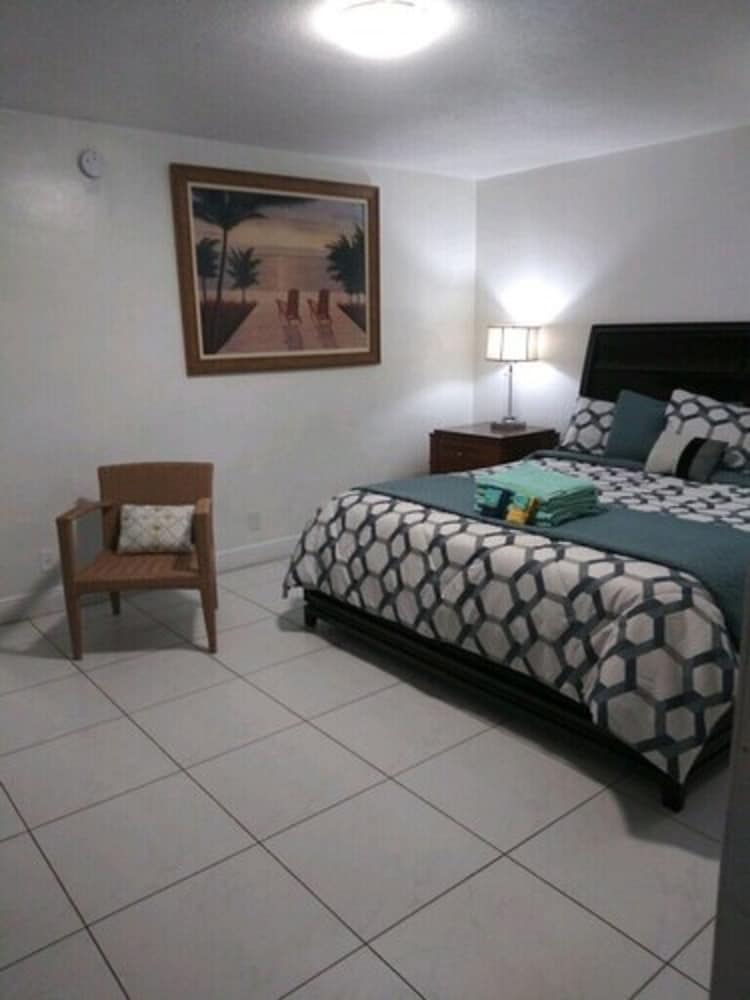 Standard Studio, 1 King Bed, Poolside