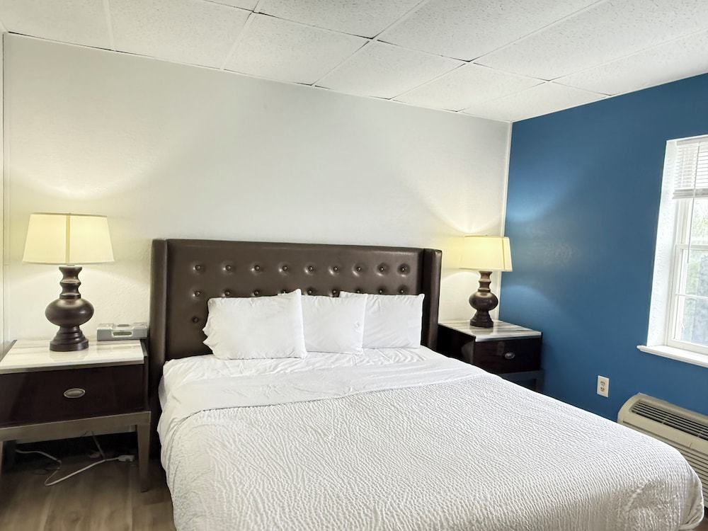 Suite, 1 King Bed with Sofa bed, Non Smoking photo 2
