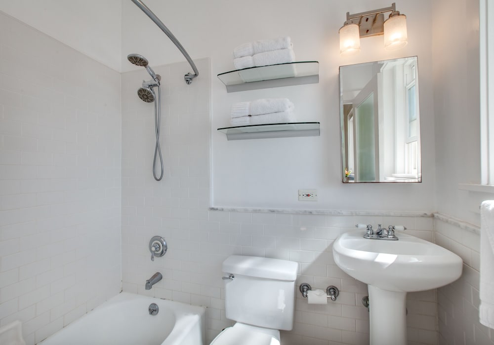 Ocean Front One Bedroom Suite thumbnail 5