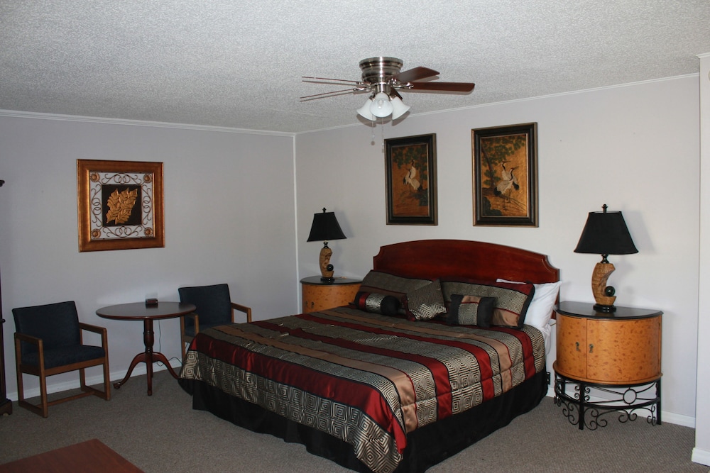 Deluxe Suite, 1 King Bed, Refrigerator & Microwave photo 3