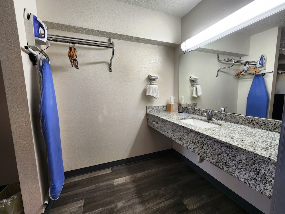 Deluxe Room, 1 King Bed, Non Smoking, Refrigerator & Microwave - Photo 2