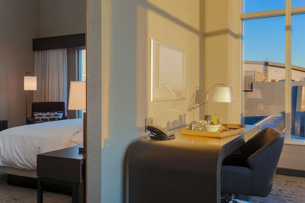 Suite, 1 King Bed, Accessible, Corner (Mobility & Hearing, Roll-in Shower) photo 3