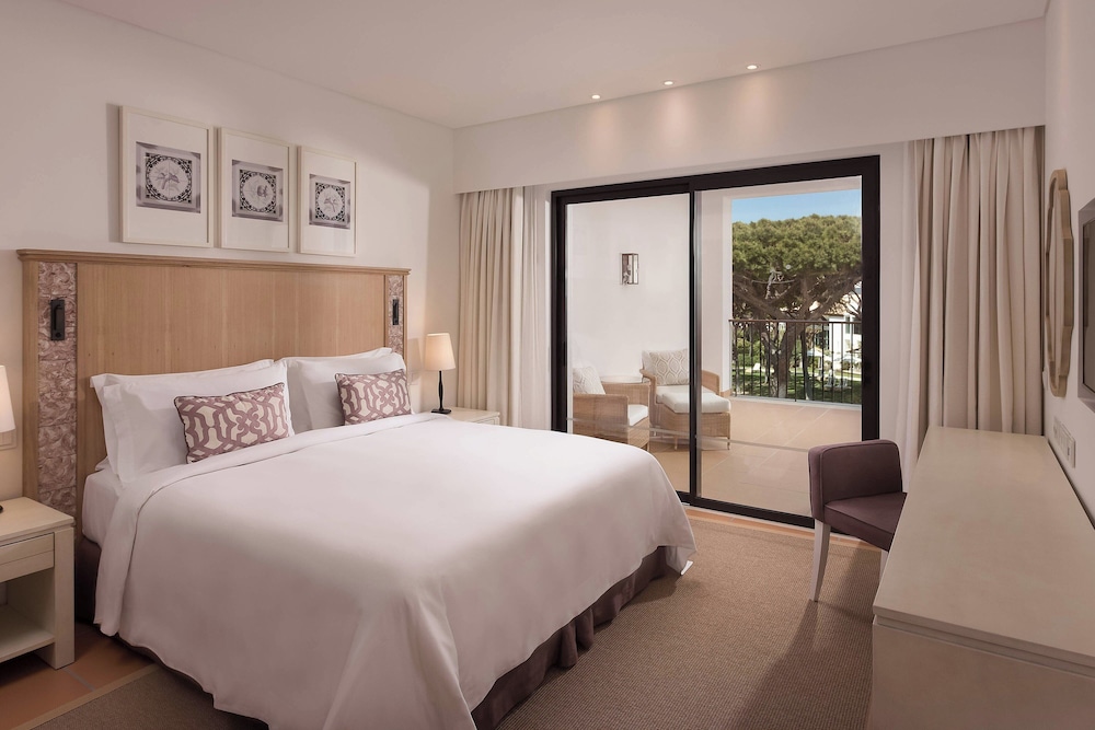 Junior Suite, 1 Queen Bed, Pool View
