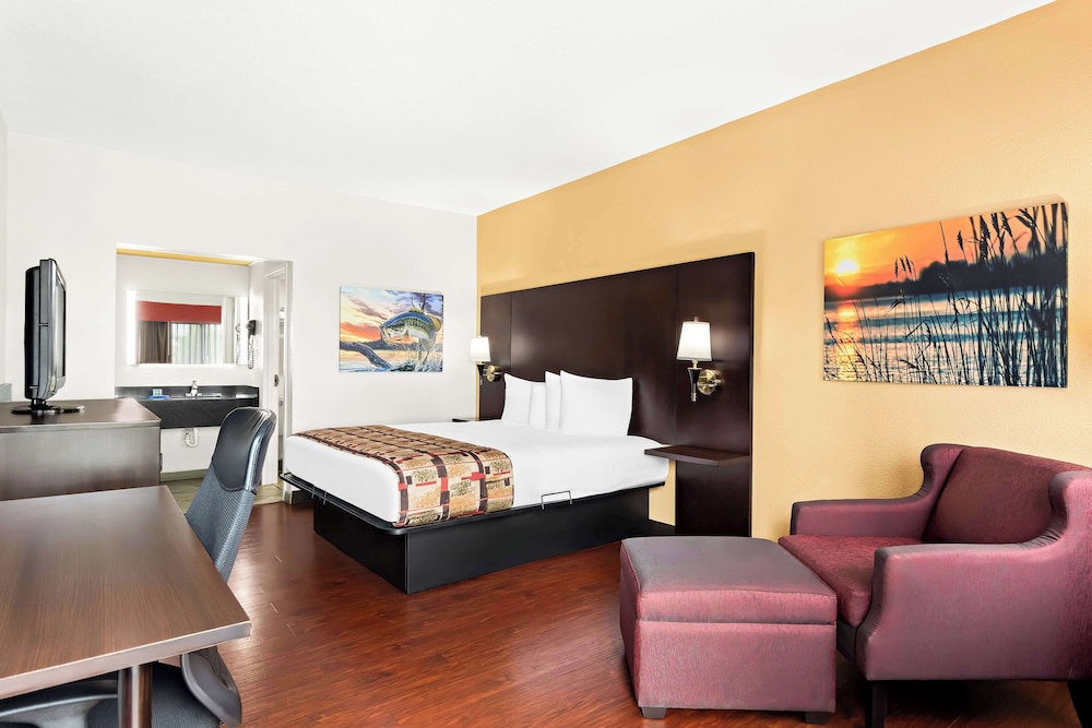 Standard Room, 1 King Bed, Non Smoking, Refrigerator & Microwave photo 1