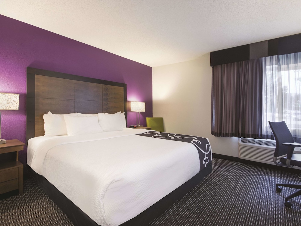 Deluxe Suite, 1 King Bed with Sofa bed, Non Smoking - Photo 2