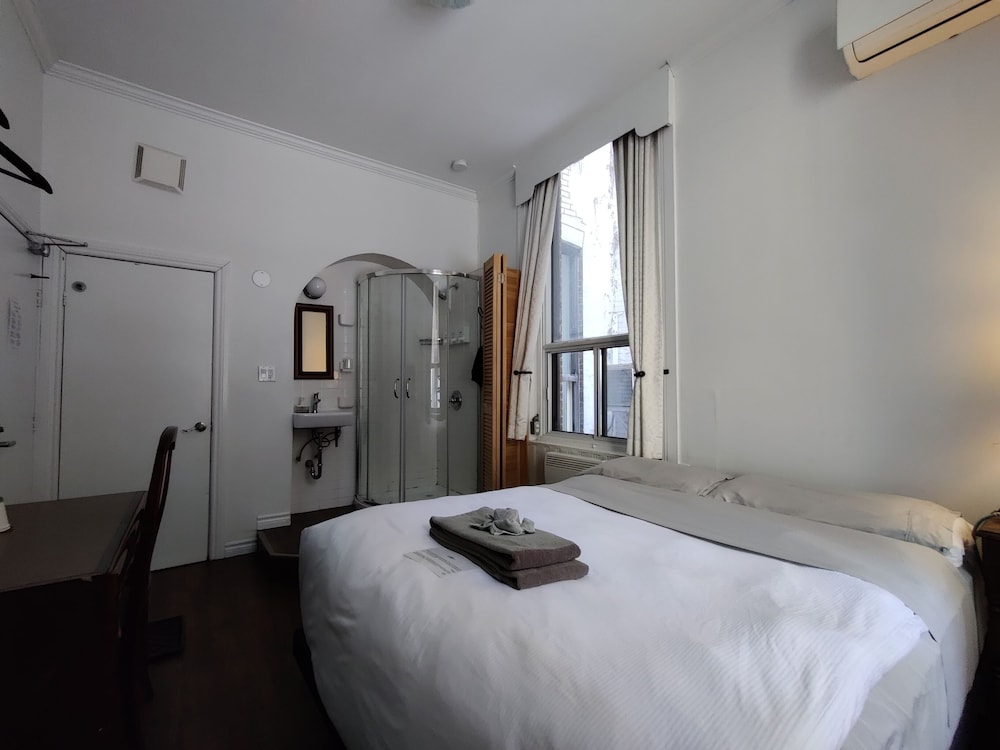 Economy Room, 1 Queen Bed