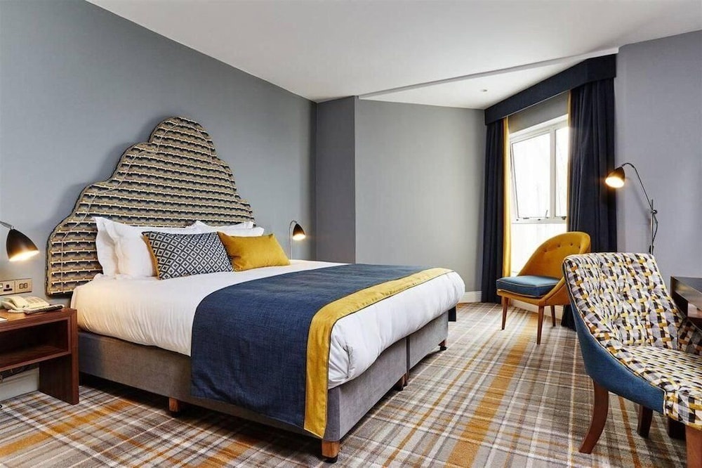 Executive Room thumbnail 5