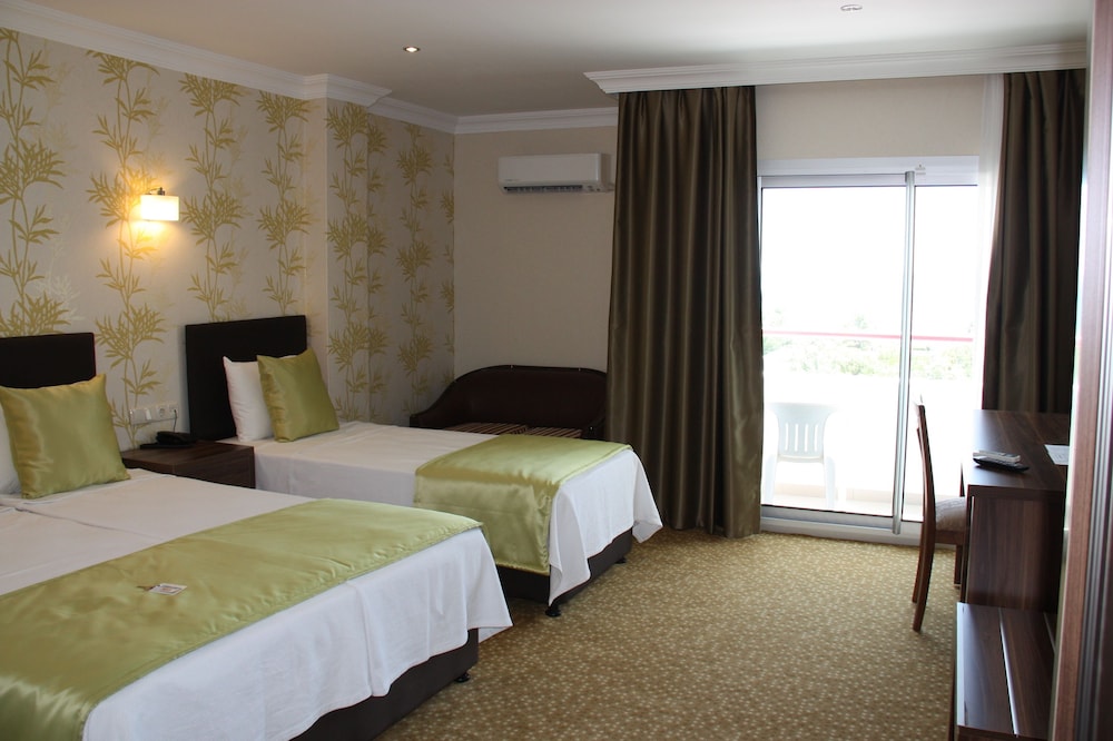 Superior Triple Room, Pool View photo 2