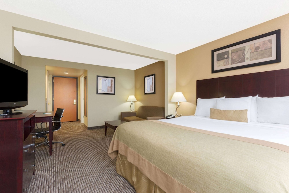 Standard Room, 1 King Bed, Accessible, Non Smoking - Photo 2