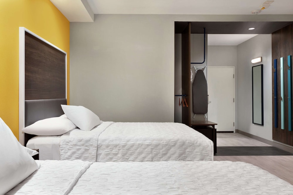 Room, 2 Queen Beds, Accessible, Bathtub photo 3