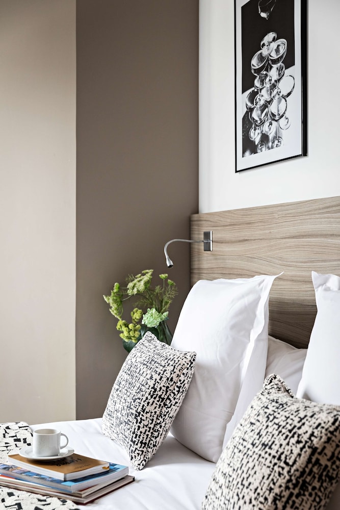 Standard Room, 1 Queen Bed photo 3