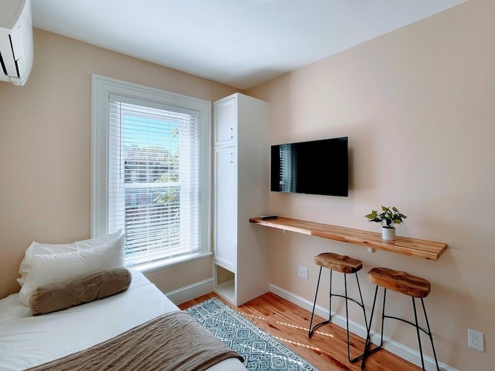 Basic Single Room, 1 Twin Bed, Shared Bathroom