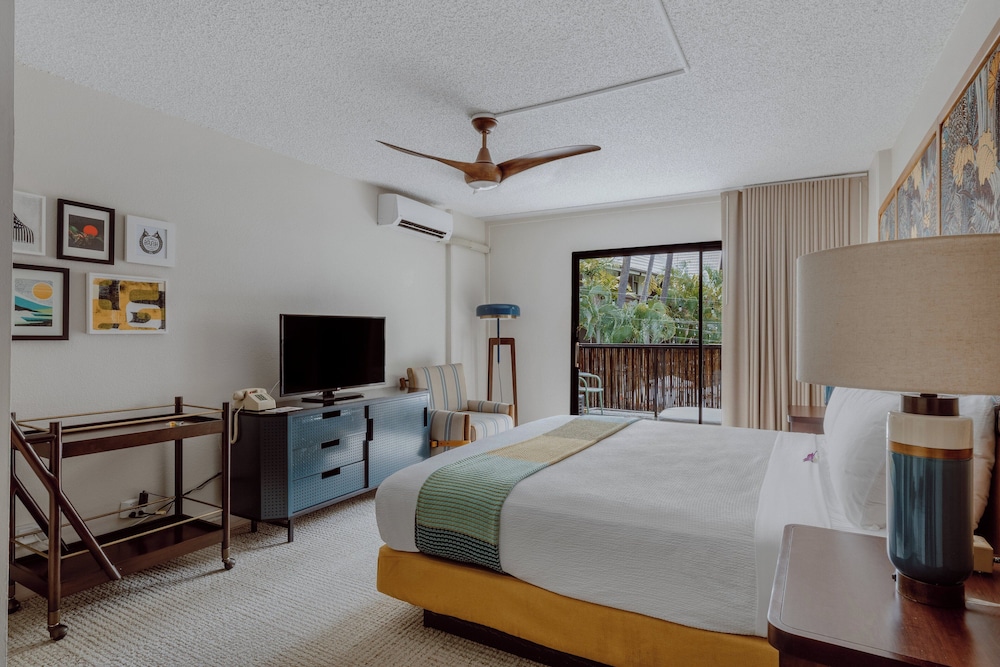 Room, 1 King Bed, Poolside - Photo 4