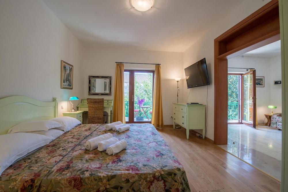 Luxury Apartment (Crnej)