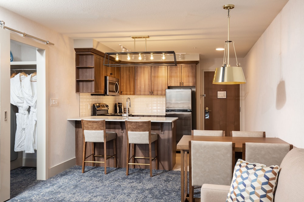 Superior Room, 1 King Bed, Kitchen photo 1