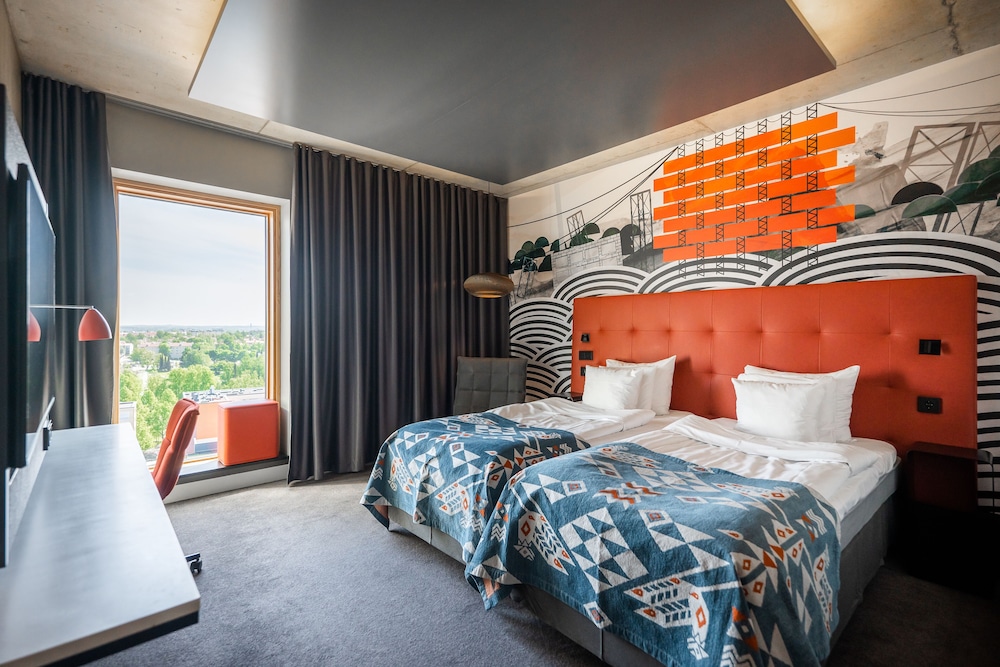 Twin Room (Solo)