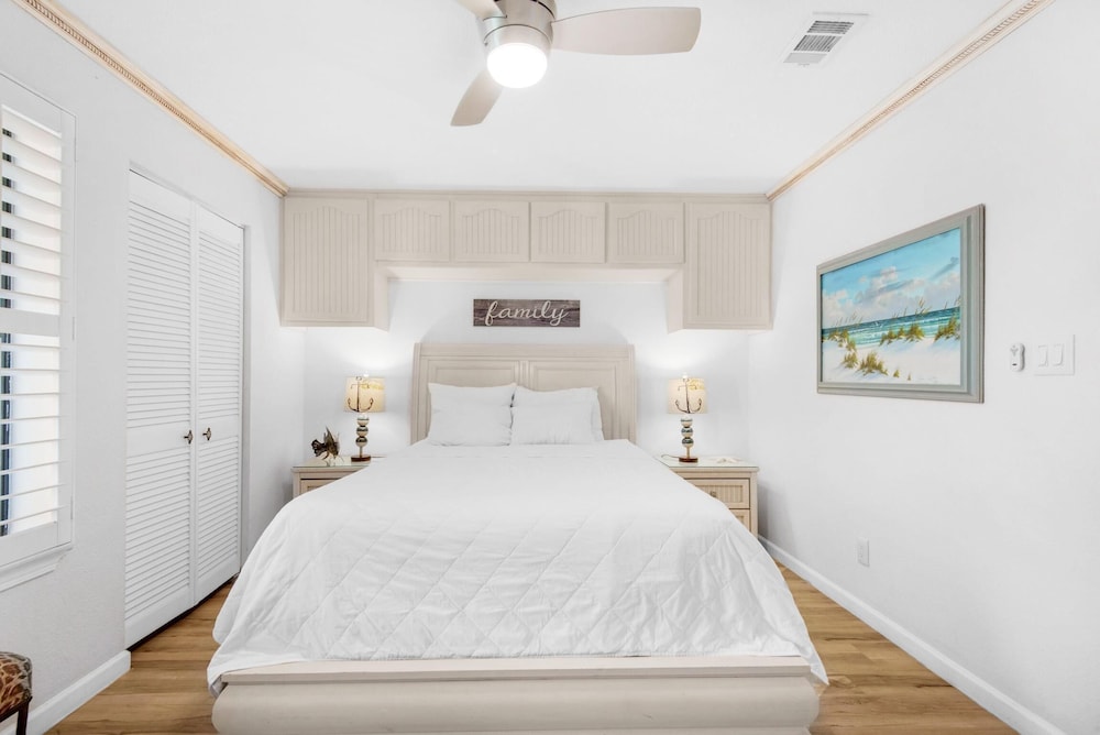Condo, 1 Queen Bed with Sofa bed (Sandprints A3) photo 1