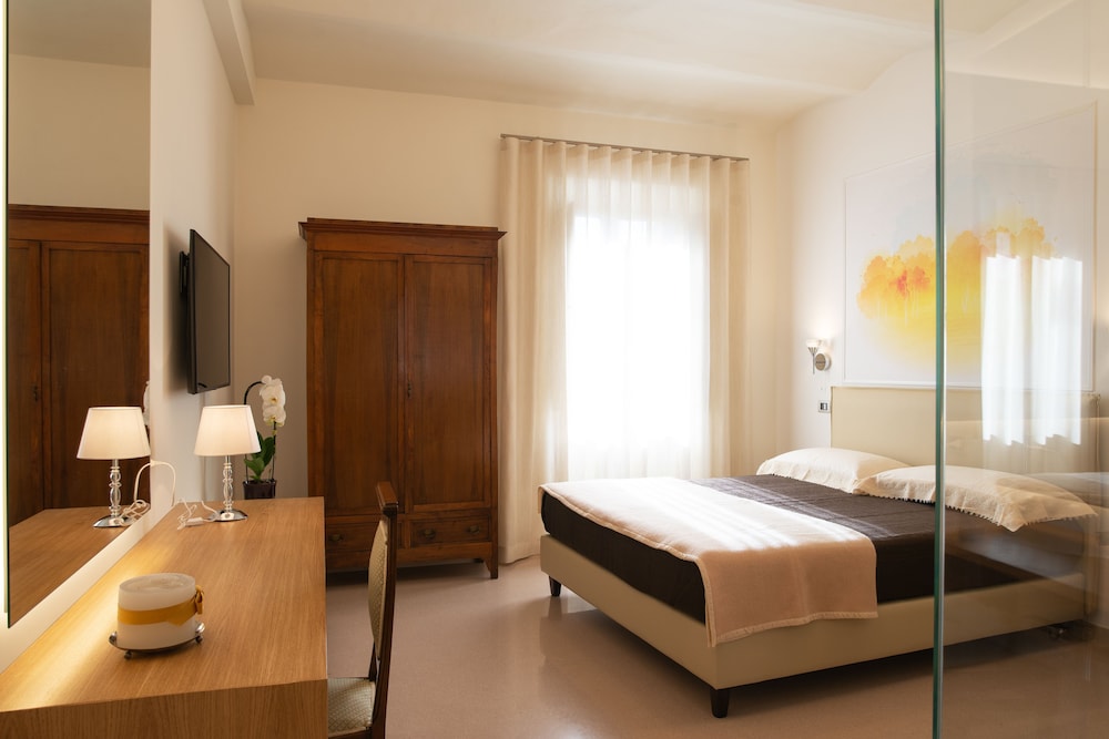 Deluxe Double Room (202)