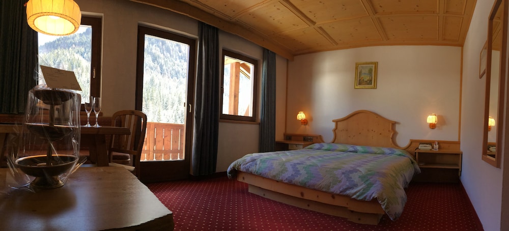 Classic Quadruple Room, Balcony, Mountain View photo 2