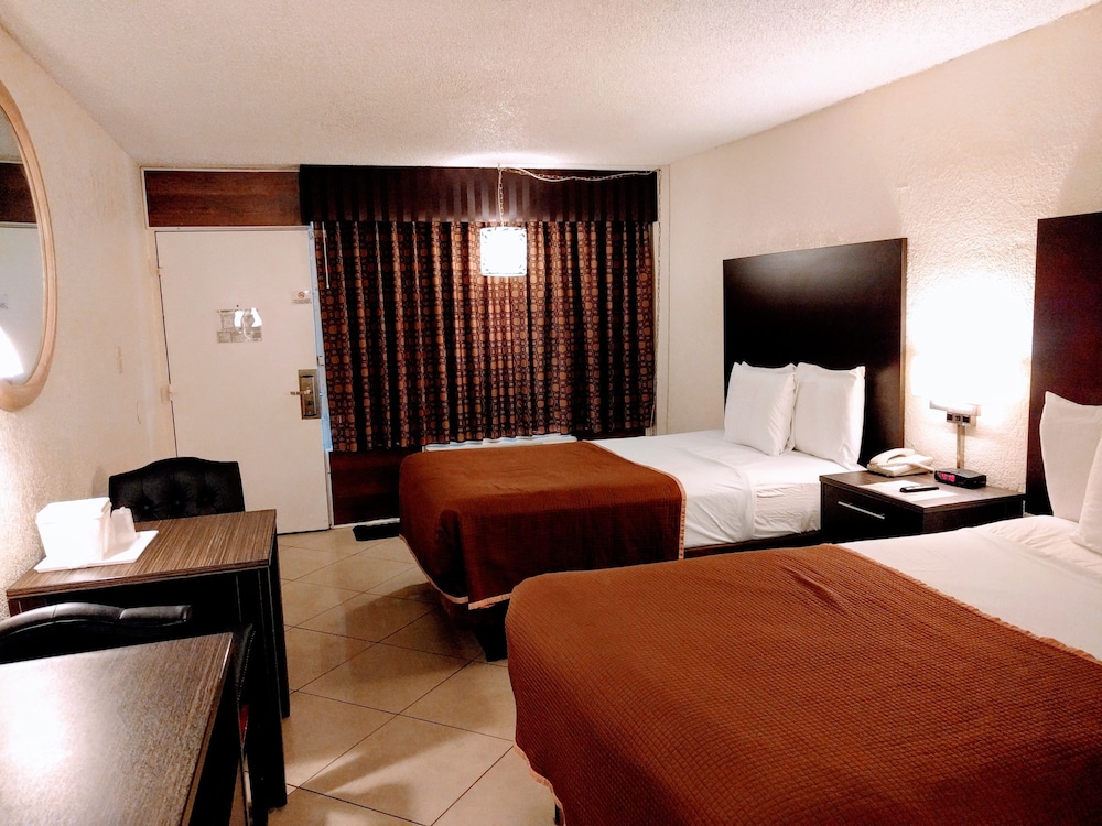 Deluxe Room, 2 Queen Beds, Refrigerator & Microwave - Photo 2