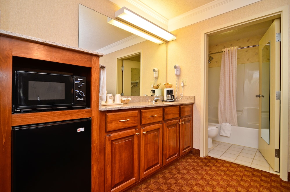 Standard Suite, 1 King Bed, Non Smoking, Refrigerator & Microwave photo 2