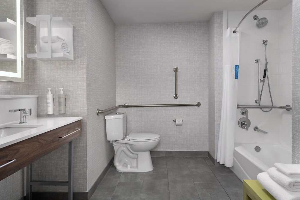 Room, 2 Queen Beds, Accessible, Bathtub (Mobility/Hearing) - Photo 5