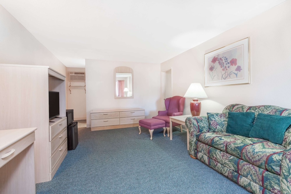 Suite, 1 King Bed, Refrigerator & Microwave - Photo 2