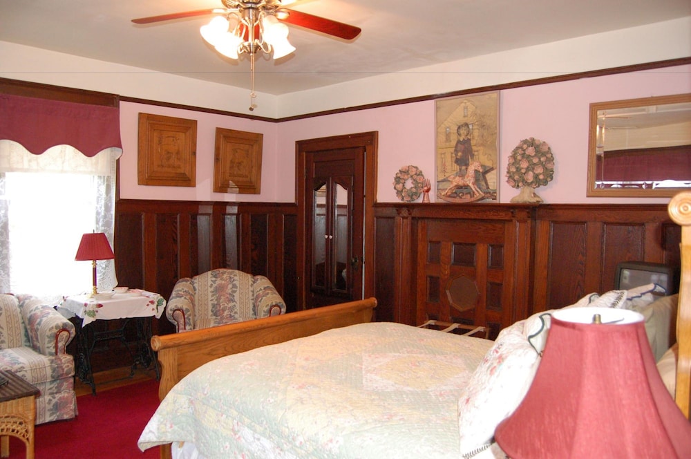 Traditional Room, 1 Queen Bed, Shared Bathroom (Grandpa'S) photo 3