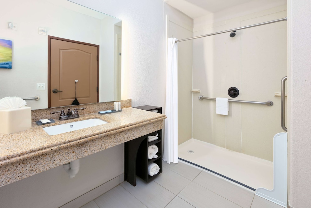 Room, 2 Queen Beds, Accessible, Non Smoking (Mobility,Hearing,Tub w/Grab Bars) - Photo 8