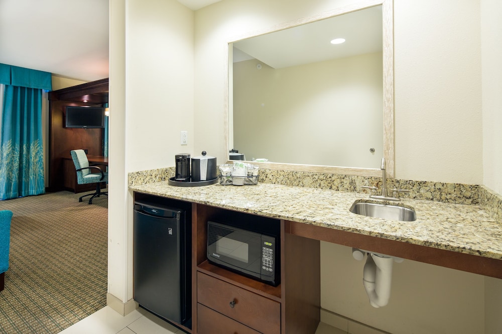 2 Queens Partial Beach view, Hearing Accessible, Studio Suite photo 3