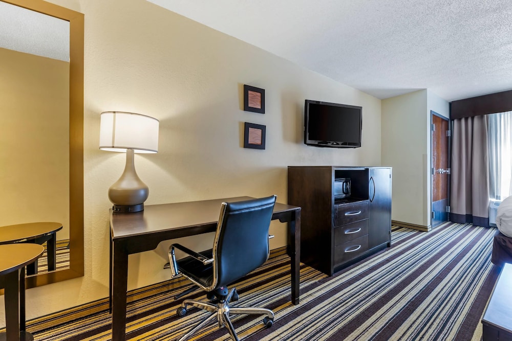 Room, 1 King Bed, Non Smoking, Refrigerator (Upgrade) photo 2