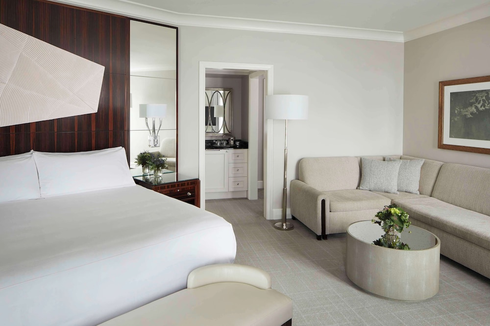 Junior Suite, 1 King Bed, Accessible (Mobility/Hearing, Roll In Shower) - Photo 4