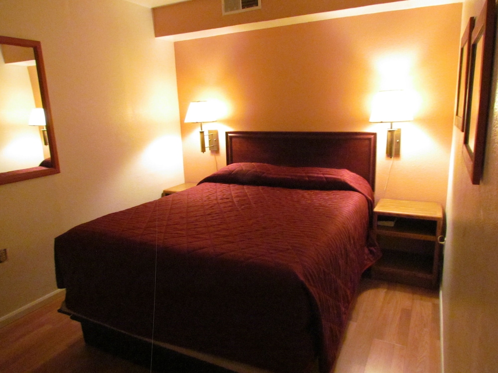 Basic Room, 1 Queen Bed photo 1