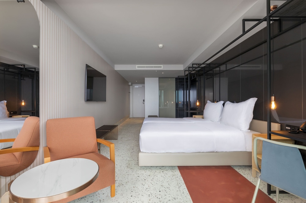 City Room - Photo 4