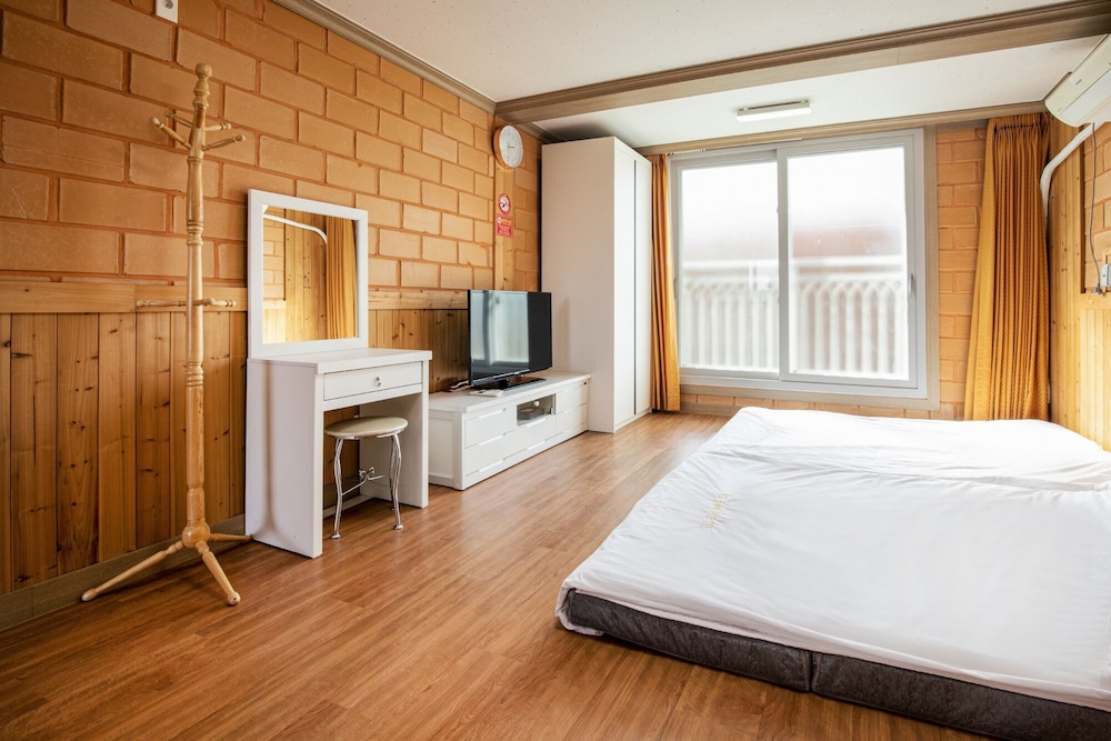 Family Room (Korean Ondol / 15PY) photo 2