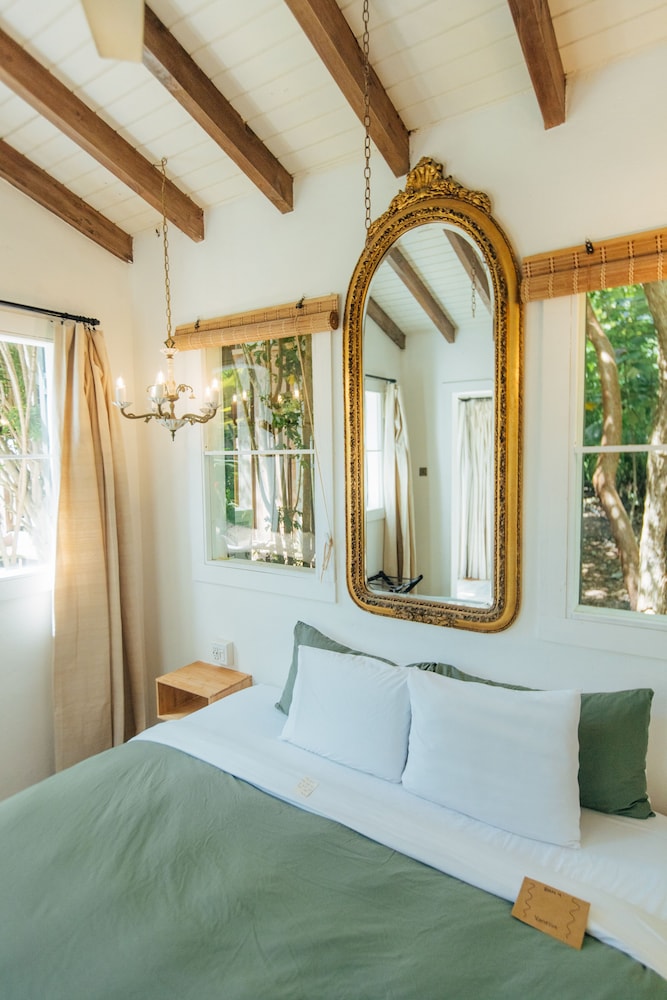 Design Studio Suite, Kitchen, Garden View