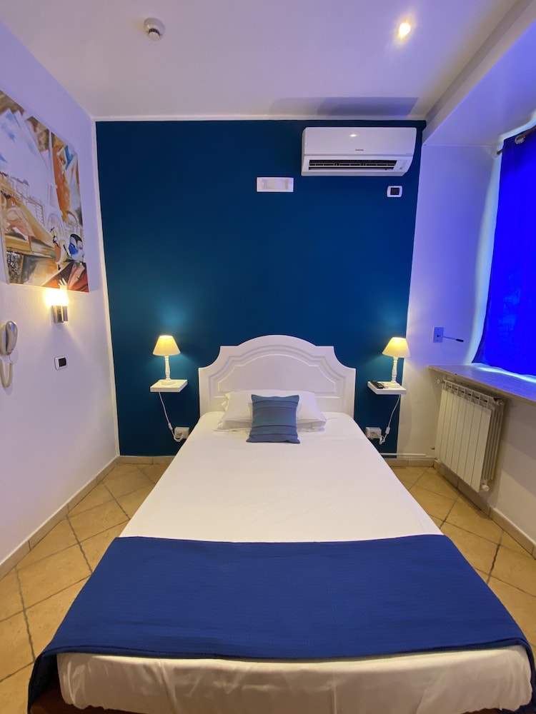 Standard Single Room - Photo 10