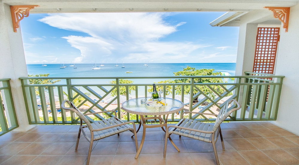 One Bedroom Beach Front Suite King - Photo 7