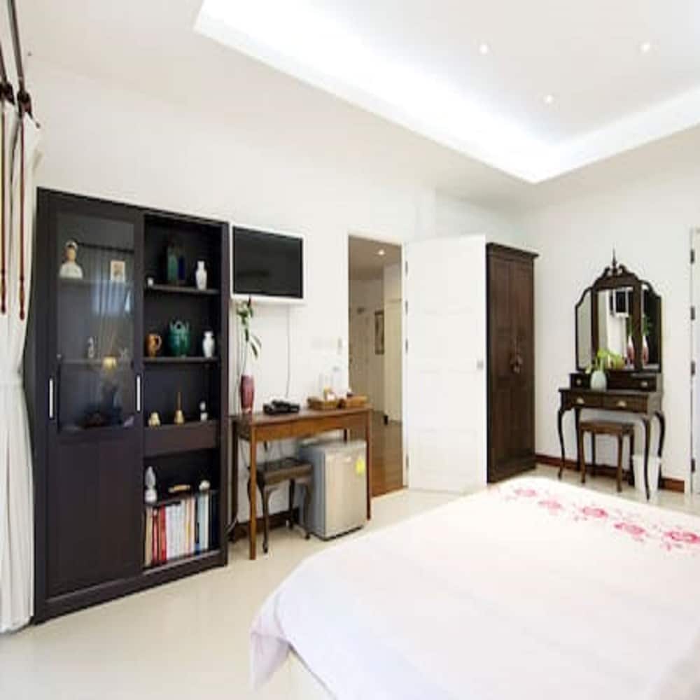 Deluxe Double Room with Balcony - Photo 3