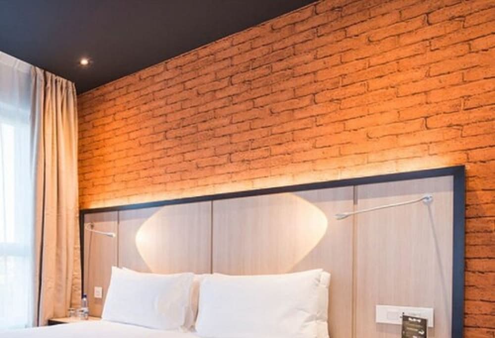 Suite, 1 Queen Bed, Non Smoking (ONOMO)