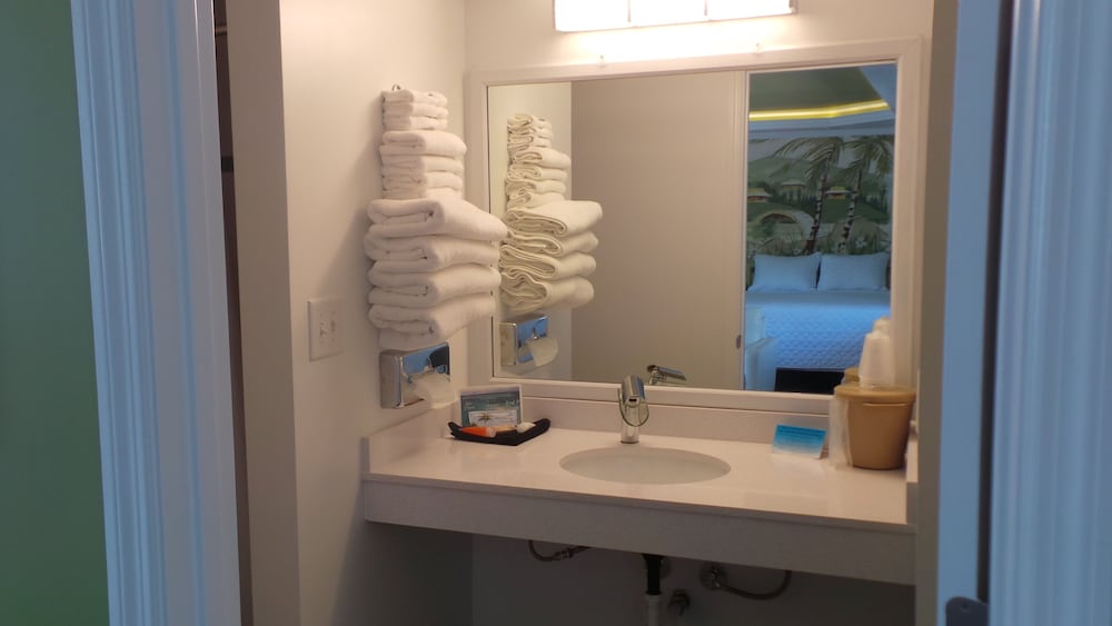 Deluxe Room, 2 Queen Beds, Kitchen photo 2