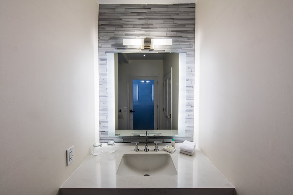 Luxury Suite with Pool View