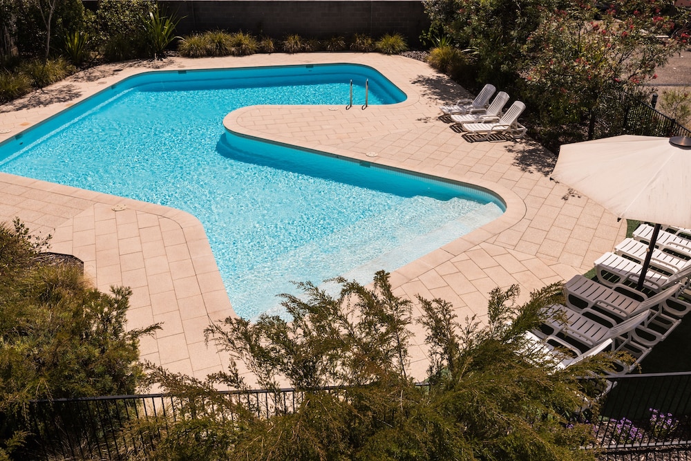 Two Bedroom Poolview Apartment - Photo 5